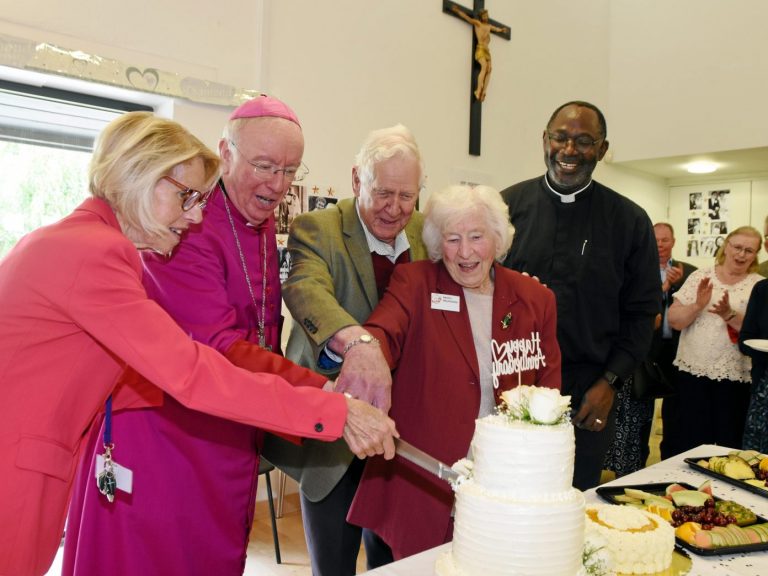 Cutting of the cake, Bishop and couple of 70 years